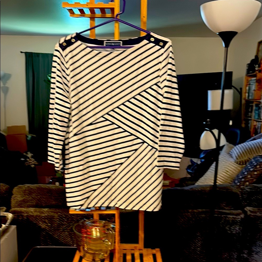 Karen Scott Black and White Sheath Top with Raglan Sleeves